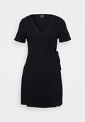 Schwarzes Wickelkleid mit kurzen Ärmeln und V-Ausschnitt. Mit einem selbstgebundenen Taillenband und glattem Stoff. Mittellanger Schnitt.
