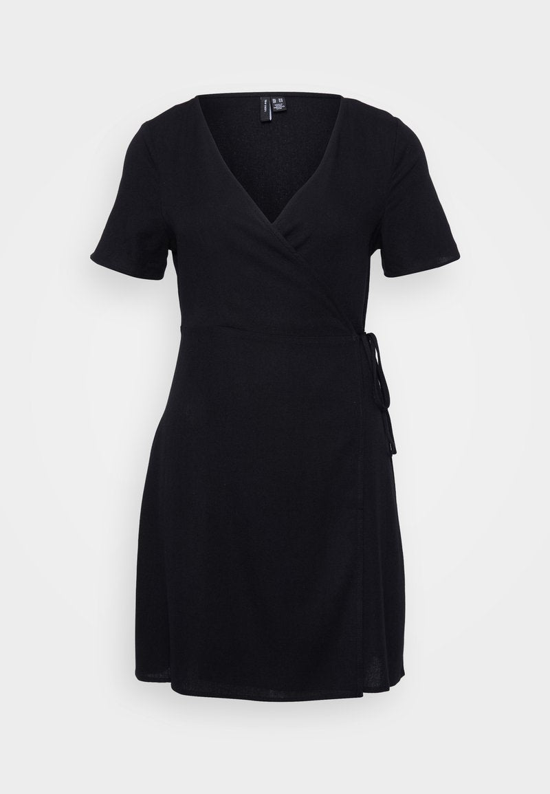 Schwarzes Wickelkleid mit kurzen Ärmeln und V-Ausschnitt. Mit einem selbstgebundenen Taillenband und glattem Stoff. Mittellanger Schnitt.