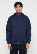 Marineblaue Jacke mit Kapuze, Frontreißverschluss und elastischem Saum. Verfügt über Seitentaschen und einen glatten, strukturierten Stoff.