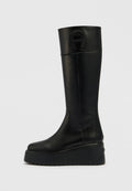 Schwarze kniehohe Stiefel aus glattem Leder mit rundem Zeh, Keilabsatzsohle und einem markanten Logoakzent oben.