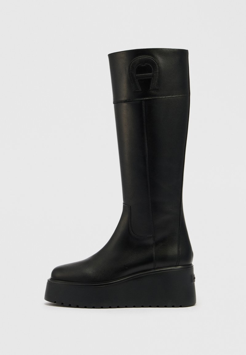 Schwarze kniehohe Stiefel aus glattem Leder mit rundem Zeh, Keilabsatzsohle und einem markanten Logoakzent oben.