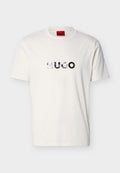 Weißes T-Shirt mit kurzen Ärmeln und Rundhalsausschnitt, mit reflektierendem "HUGO"-Logo, mittig auf der Brust.