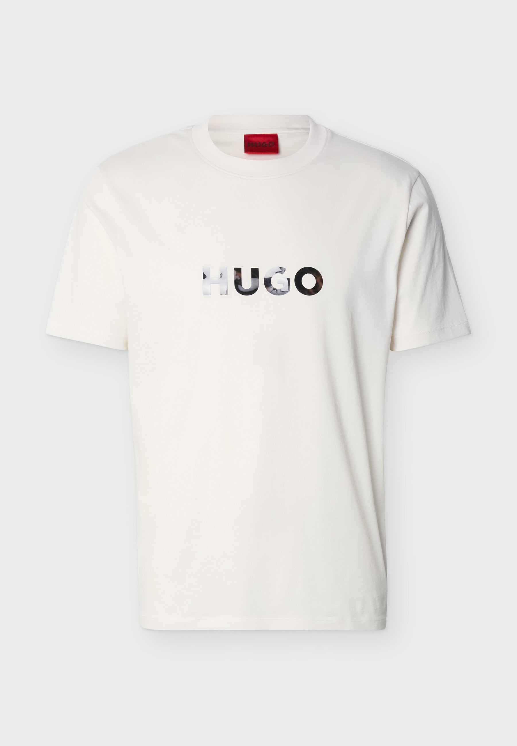 Weißes T-Shirt mit kurzen Ärmeln und Rundhalsausschnitt, mit reflektierendem "HUGO"-Logo, mittig auf der Brust.