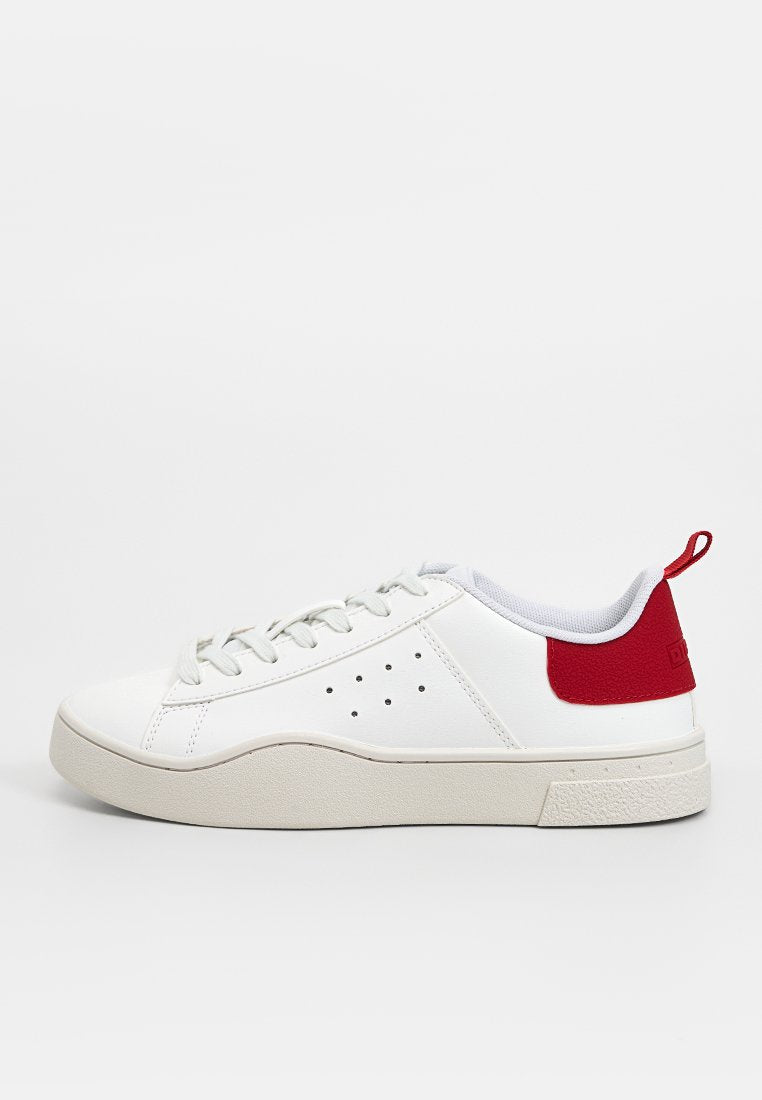 Weiße Sneaker mit einem glatten Lederobermaterial, runder Zehe, dezenten Perforationen, grauen Schnürsenkeln und einer roten Fersenschlaufe. Gummisohle für besseren Halt.