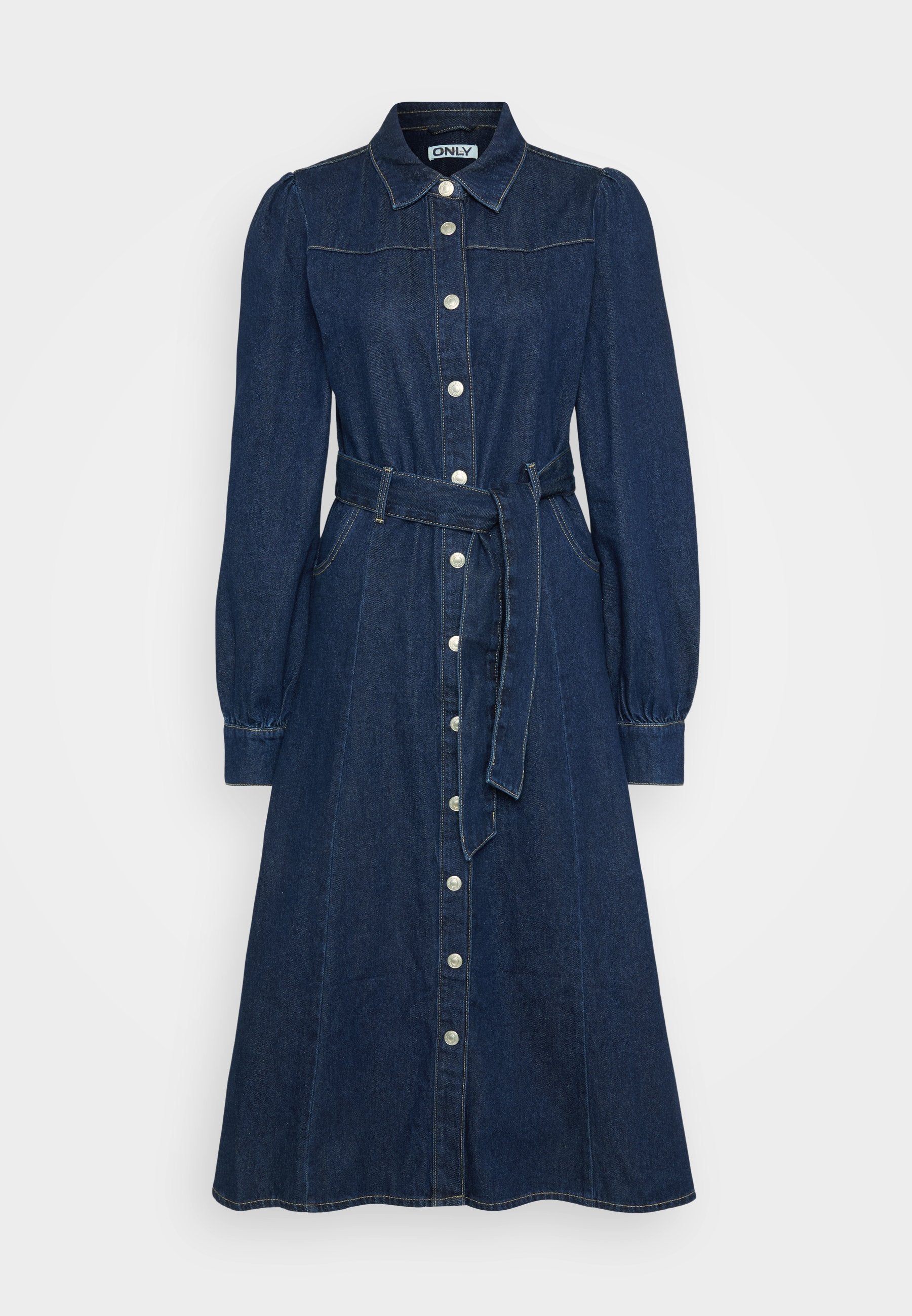 Jeanskleid in Dunkelblau mit kragenförmigem Ausschnitt, langen Puffärmeln, durchgehender Knopfleiste und passendem Gürtel in der Taille.