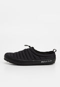 Schwarzer, gesteppter Slip-On-Schuh mit gepolstertem Obermaterial, strukturiertem Absatz und Fellfutter. Verfügt über einen Kordelzug und weiße Markenaufdrucke an der Seite.