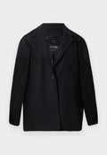 Schwarzer Blazer aus recyceltem Stoff, mit einem Reverskragen, Ein-Knopf-Verschluss und langen Ärmeln. Strukturierte Oberfläche mit sichtbaren Fusselpartikeln.