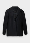 Schwarzer Blazer aus recyceltem Stoff, mit einem Reverskragen, Ein-Knopf-Verschluss und langen Ärmeln. Strukturierte Oberfläche mit sichtbaren Fusselpartikeln.