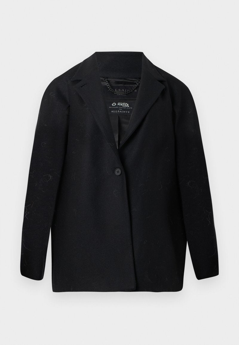 Schwarzer Blazer aus recyceltem Stoff, mit einem Reverskragen, Ein-Knopf-Verschluss und langen Ärmeln. Strukturierte Oberfläche mit sichtbaren Fusselpartikeln.