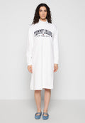 Weißes Sweatshirtkleid mit langen Ärmeln, ausgestattet mit einem dunkelblauen "TOMMY JEANS NEW YORK CITY" Logo. Flacher Halsausschnitt und knielange Passform.
