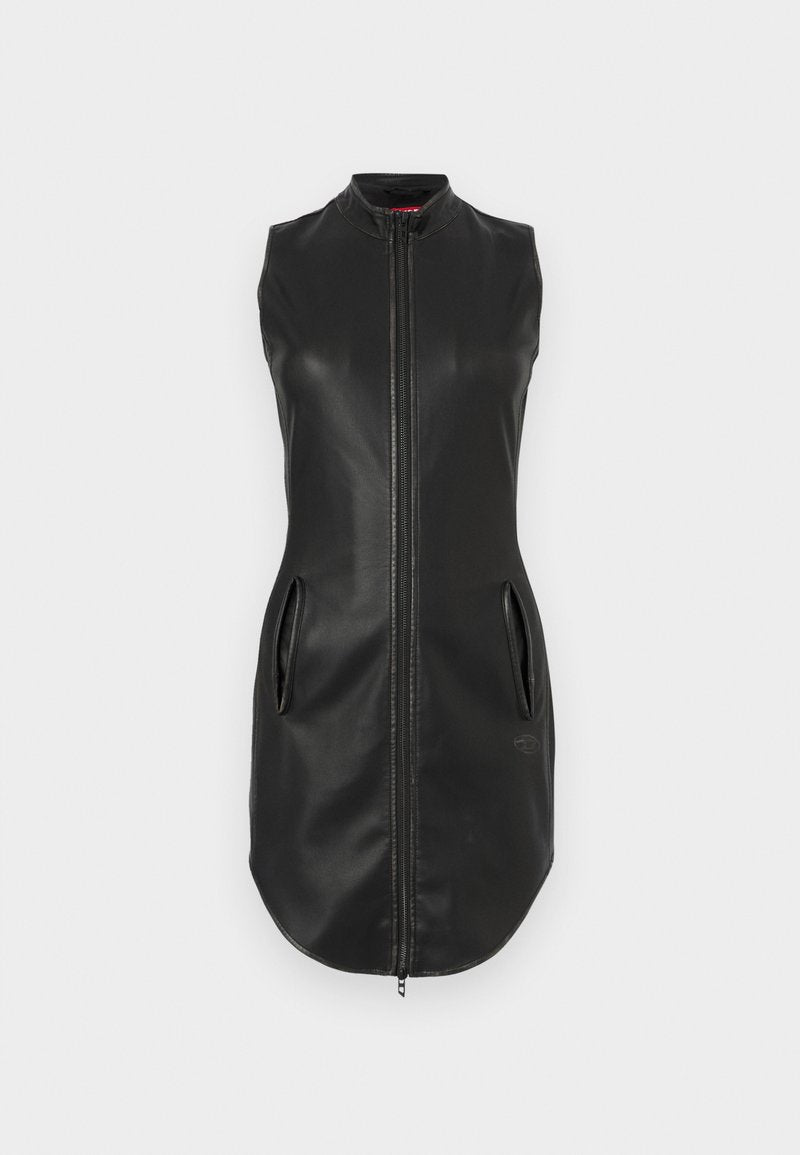 Schwarzes ärmelloses Kleid mit hohem Kragen, vorderem Reißverschluss, zwei seitlichen Taschen und einer glatten, lederähnlichen Textur.