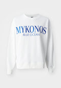 Weißes Sweatshirt mit blauer Schrift "MYKONOS BLUE OCEAN". Hat einen Rundhalsausschnitt, lange Ärmel sowie gerippte Bündchen und Saum. Aus weichem Baumwollmaterial.
