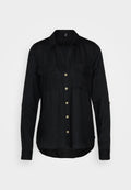 Schwarze Hemdjacke aus einem weichen, strukturierten Stoff. Verfügt über einen V-Ausschnitt, zwei Brusttaschen und goldfarbene Knöpfe. Lange Ärmel mit Manschetten.