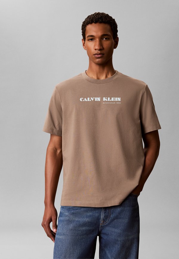 Calvin Klein Jeans SS 20S CALVIN RSRT PALMLF GRAPHI - Print T-shirt - taupe tone