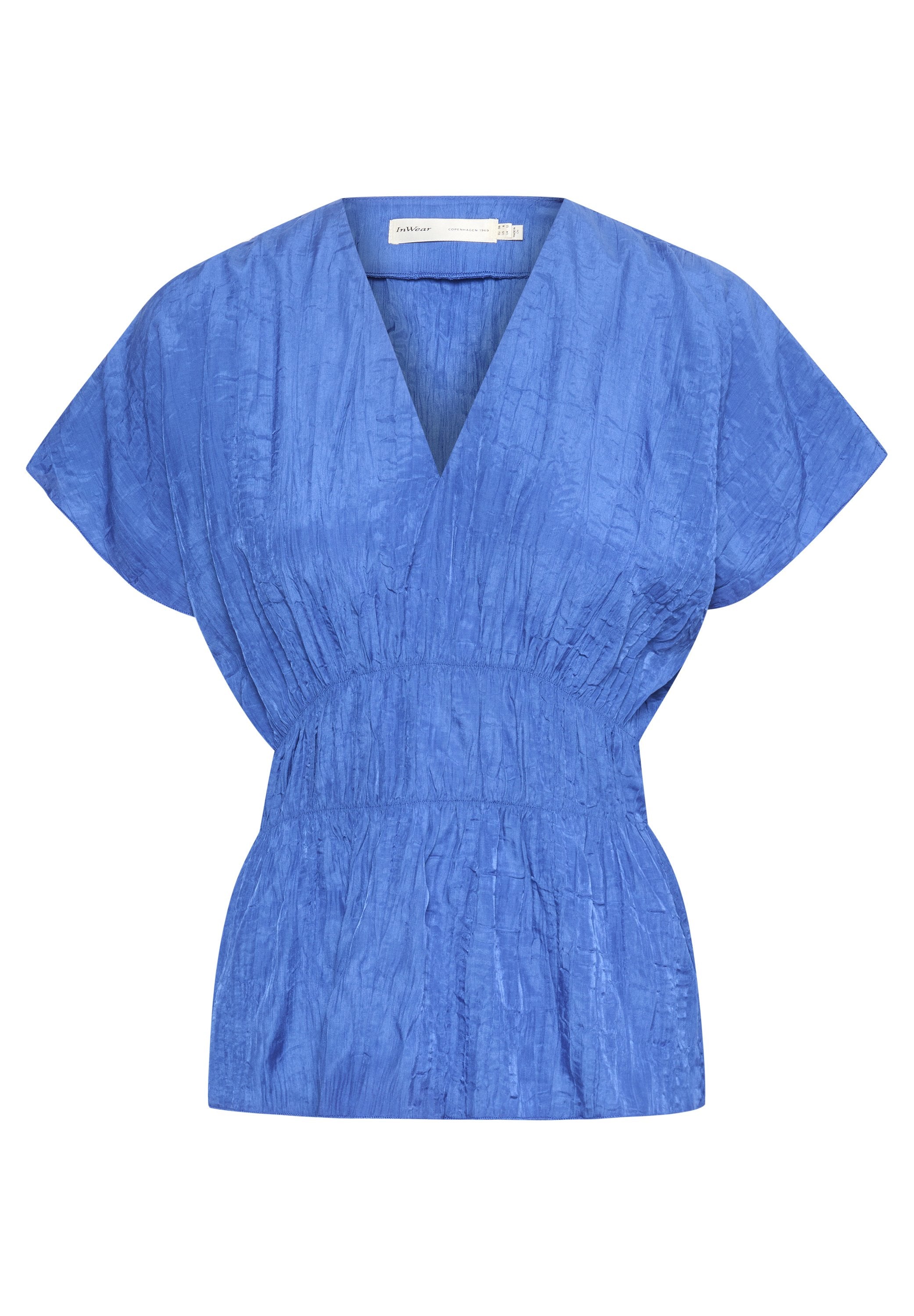 Blaues kurzärmeliges Blusenshirt mit V-Ausschnitt und gerafftem Taillenbereich, aus einem dezent strukturierten Stoff gefertigt.