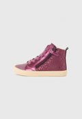 Dunkelrosa High-Top-Sneaker mit glänzender Oberfläche und strukturiertem Punkte-Muster. Sie verfügen über Vorderbänder und einen seitlichen Reißverschluss, sowie eine beigefarbene Gummisohle.