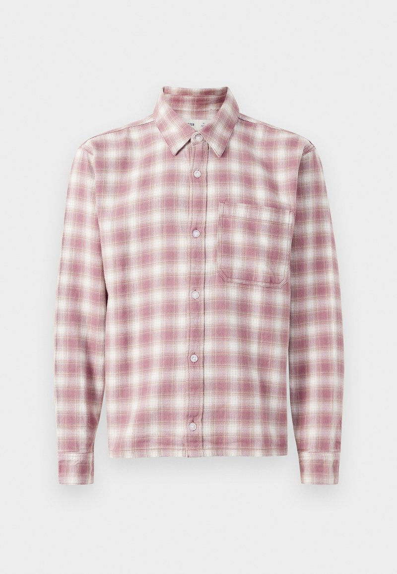 Langarm-Hemd mit Karomuster in Pink und Weiß. Hergestellt aus einem weichen Stoff mit einem Knopfkragen, einer einzelnen Brusttasche und Knopfverschlüssen.