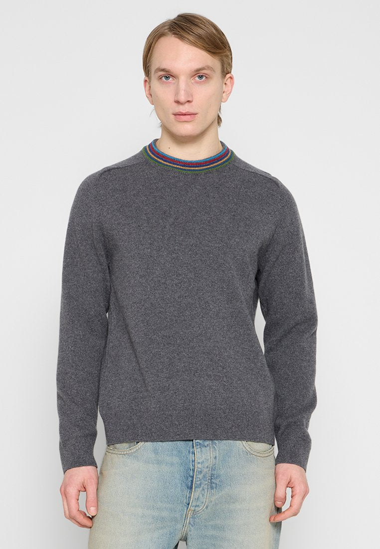 Grauer Pullover mit rundem, mehrfarbig geripptem Kragen und langen Ärmeln, gefertigt aus weichem Material. Über hellblauen Jeans getragen.