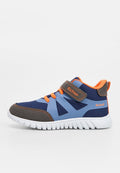 Kinderschuh in Marineblau und Grau mit orangefarbenen Akzenten, Klettverschluss und weißer, strukturierter Sohle, seitlich dargestellt.