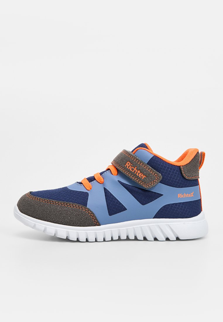 Kinderschuh in Marineblau und Grau mit orangefarbenen Akzenten, Klettverschluss und weißer, strukturierter Sohle, seitlich dargestellt.