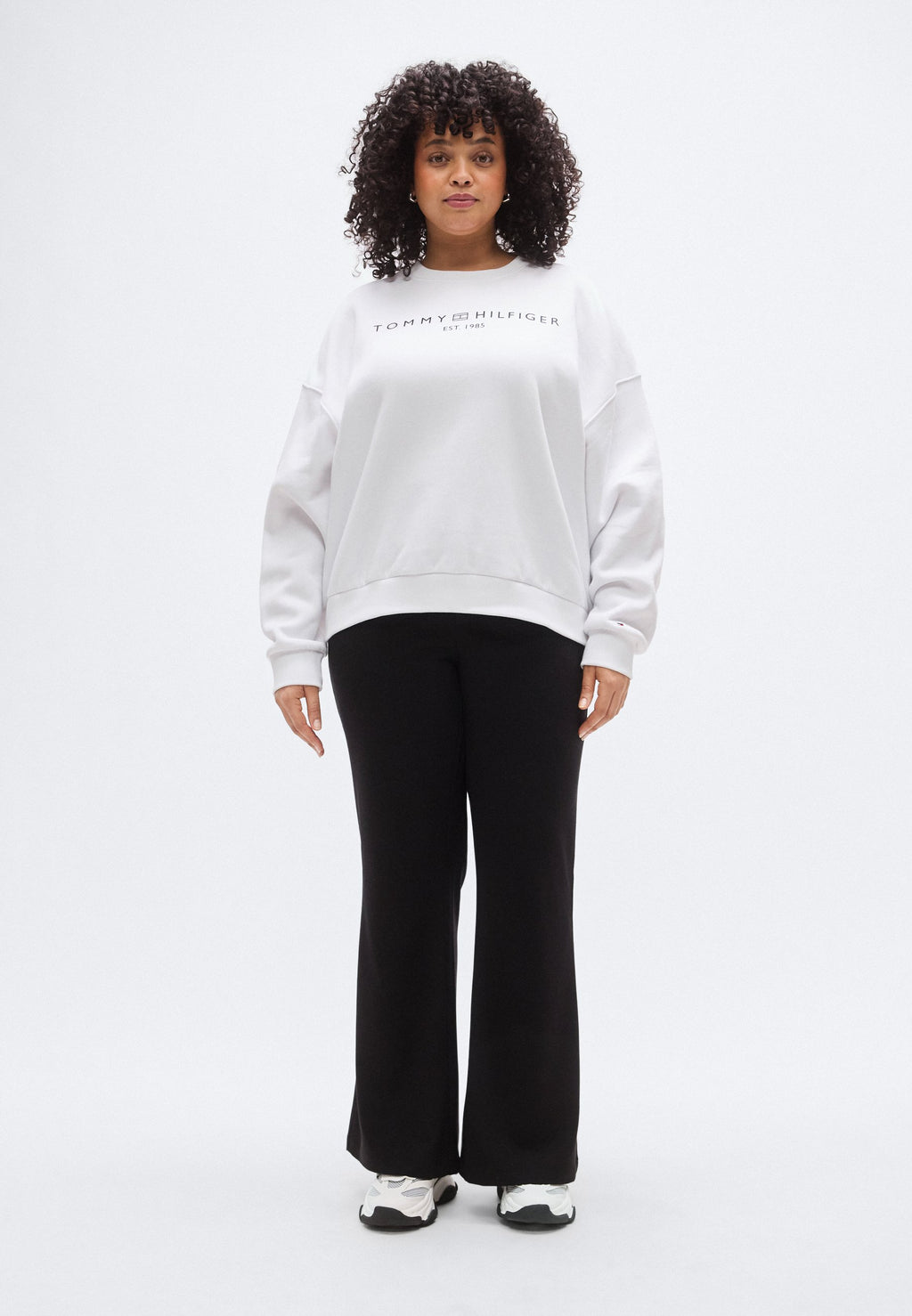 CURVE LOGO FLEX FLEECE RELAXED SWEATSHIRT Media 2