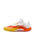 Weißer Sportschuh mit einem Farbverlauf von Orange zu Gelb auf der Sohle; verfügt über ein schlankes Design und ein prominentes Nike-Swoosh in Gold.