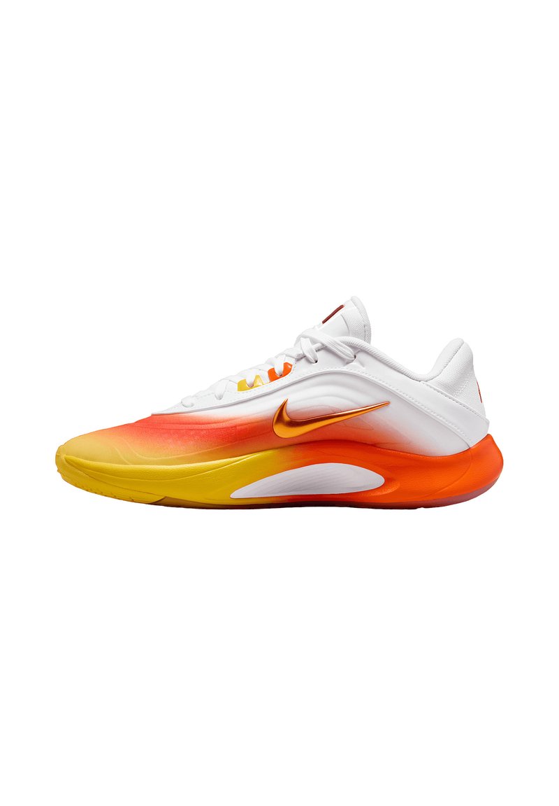 Weißer Sportschuh mit einem Farbverlauf von Orange zu Gelb auf der Sohle; verfügt über ein schlankes Design und ein prominentes Nike-Swoosh in Gold.