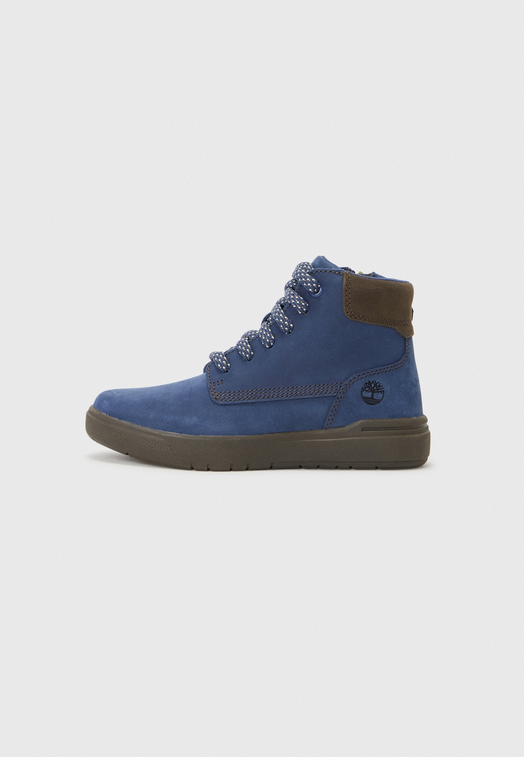 Blaue Wildleder-Ankle Boots mit braunen Akzenten, runder Spitze, strukturiertem Obermaterial und gemusterten Schnürsenkeln. Strapazierfähige Gummisohle für besseren Halt.