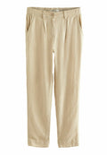 Beige Leinenhose mit elastischem Bund, zwei seitlichen Taschen, vorderen Falten und einem lockeren Schnitt, der direkt über dem Knöchel endet.