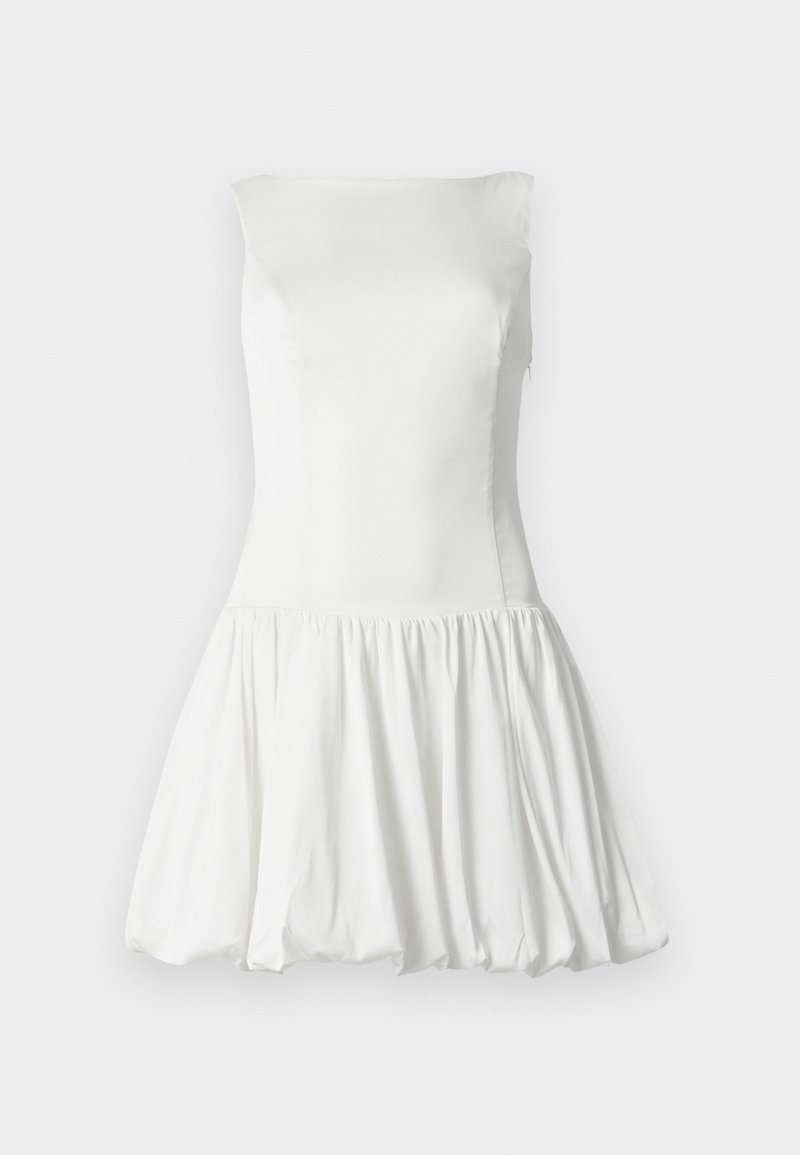 Weißes ärmelloses Kleid mit tailliertem Oberteil und gerafftem, schwingendem Rock. Glatte Textur mit sanftem Fall. Keine sichtbaren Muster oder Beschläge.