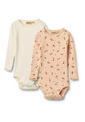 Zwei Langarm-Bodys: einer in Creme mit geripptem Muster und Druckknöpfen, der andere in Pfirsich mit einem Blumenmuster und Rüschenbündchen.