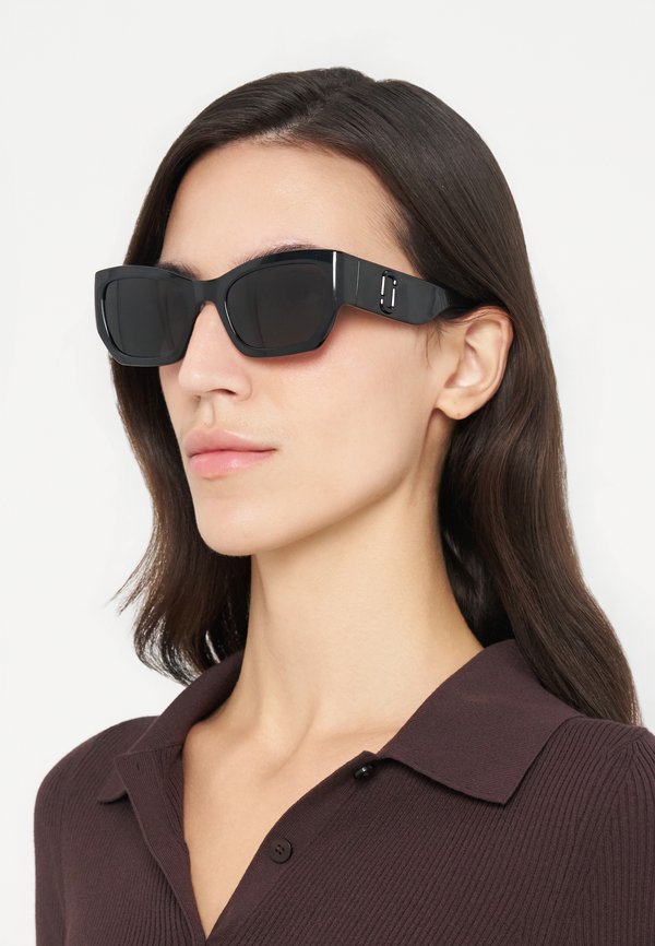 MARC JACOBS