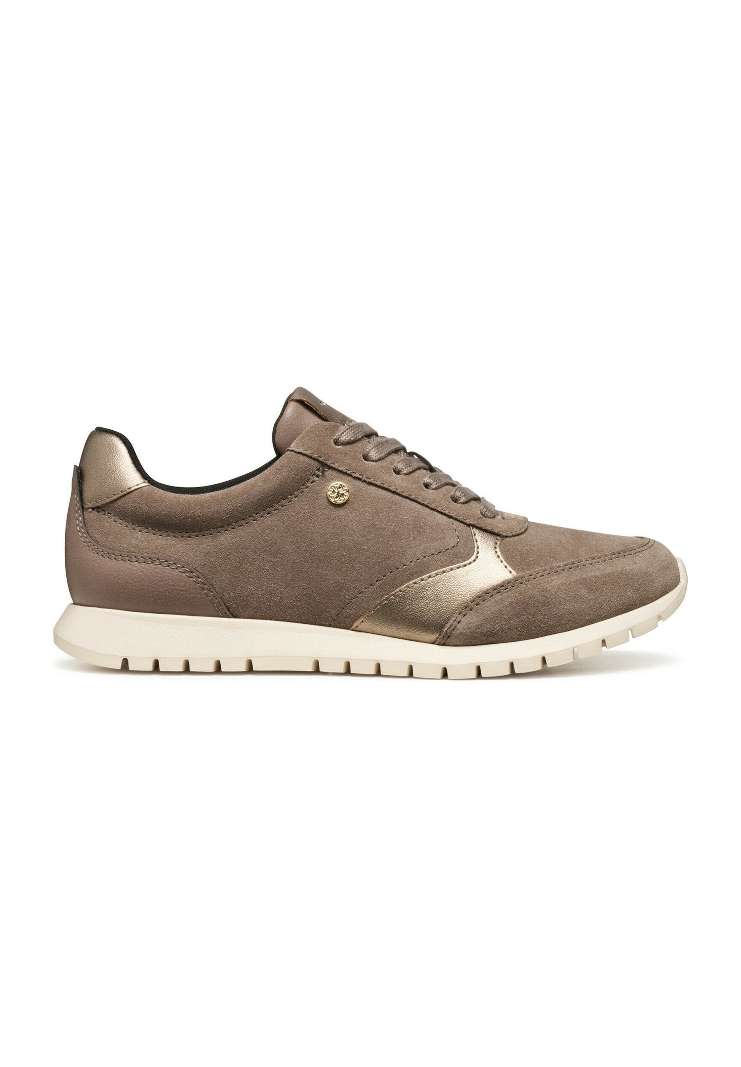 Braune Wildledersneaker mit metallischen Akzenten, runder Spitze, schnürbare Vorderseite und kontrastierender cremefarbener Gummisohle; glatte Textur und minimales Design.