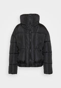 Schwarze Steppjacke mit hohem Kragen, Reißverschluss und zwei Vorderaschen. Verfügt über eine cropped Silhouette und ein gestepptes Design.