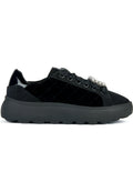 Schwarze Low-Top-Sneaker mit dicker Sohle, gepolsterten Samtseiten, glänzender Ferse, Bändel-Schnürsenkeln und dekorativen klaren Edelstein-Akzenten oben.