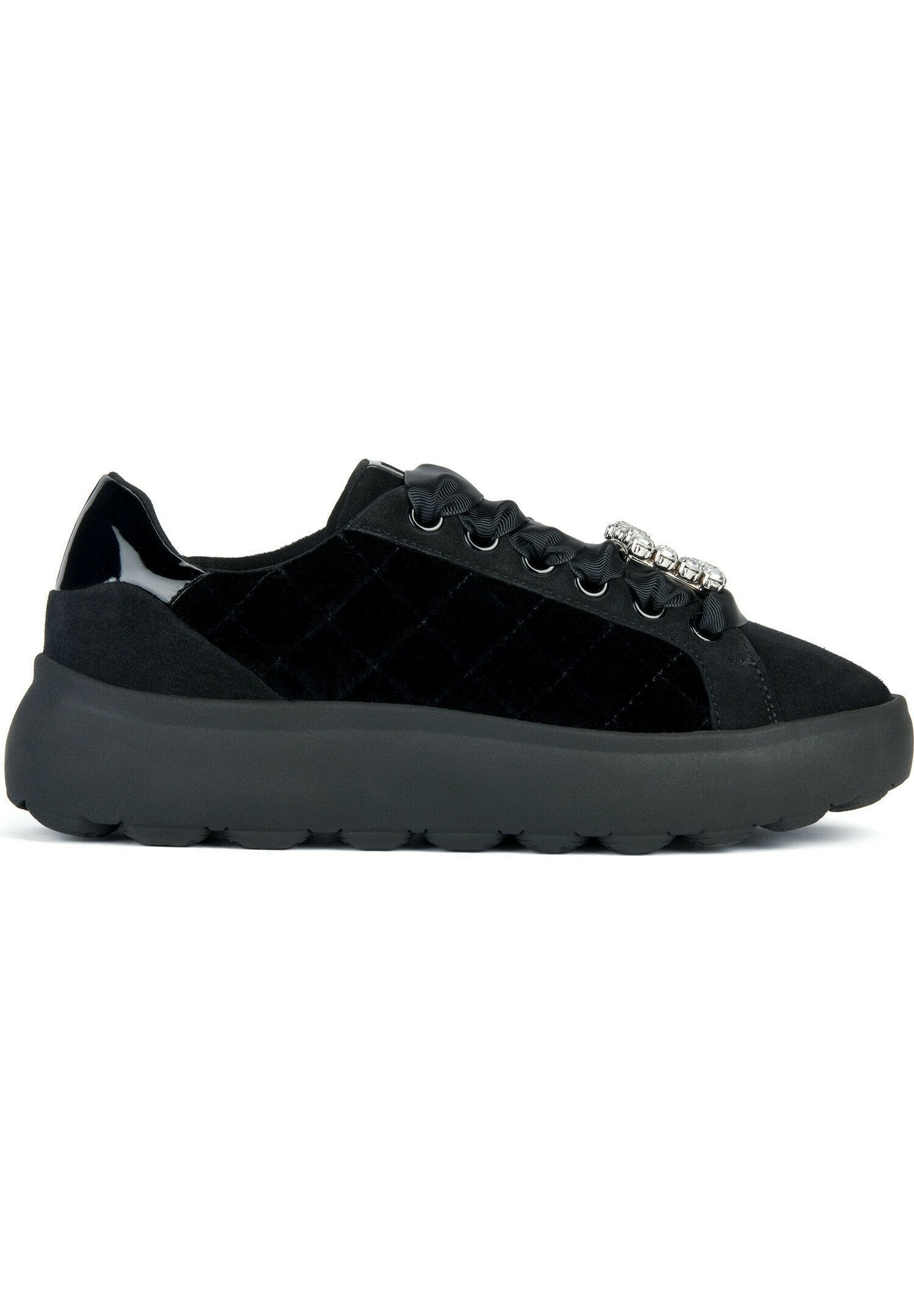 Schwarze Low-Top-Sneaker mit dicker Sohle, gepolsterten Samtseiten, glänzender Ferse, Bändel-Schnürsenkeln und dekorativen klaren Edelstein-Akzenten oben.