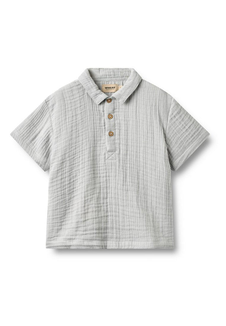 Hellgraues kurzärmeliges Poloshirt aus strukturierter Stoff, mit Kragen, drei Holzknöpfen und lockerem Schnitt.