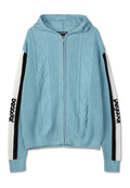 Helles blaues Zip-Hoodie mit Rautenmuster. Verfügt über weiße Ärmel mit schwarzen Akzenten und Logo. Strukturiertes Strickmaterial.