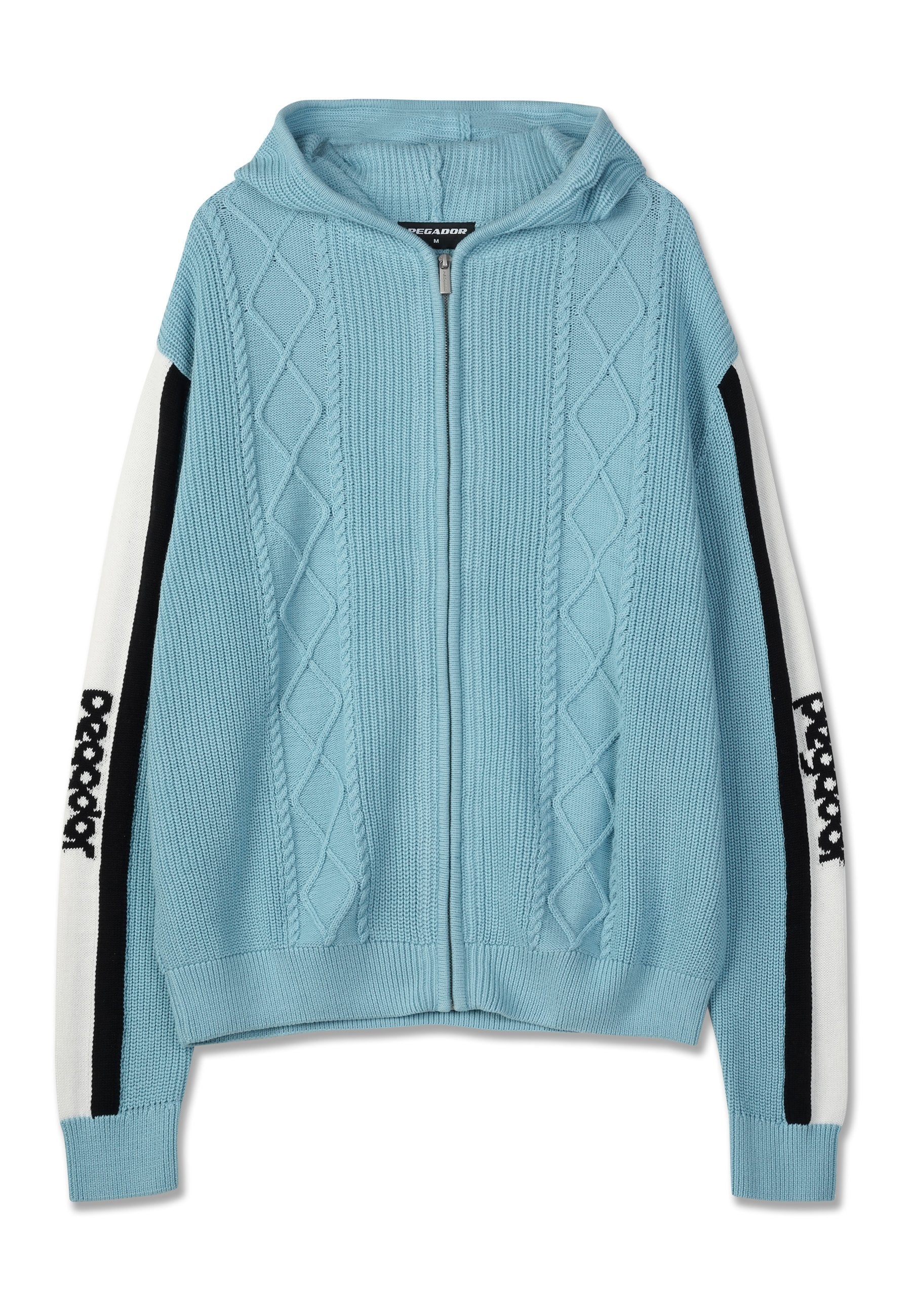 Helles blaues Zip-Hoodie mit Rautenmuster. Verfügt über weiße Ärmel mit schwarzen Akzenten und Logo. Strukturiertes Strickmaterial.