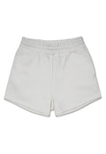 Weiße Shorts mit elastischem Bund aus weichem, strukturiertem Stoff und schlichtem Design. Mit einem dezenten Markenlogo am unteren Bein.