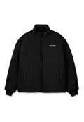 Schwarze Daunenjacke mit hohem Kragen, strukturiertem Rippdesign, durchgehendem Reißverschluss und zwei Seitentaschen. "PEGAADOR"-Logo auf der Brust.