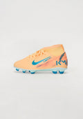 Nike Mercurial Fußballschuh in Pfirsich mit einem blauen Swoosh, strukturiertem Design, dynamischen Mustern und hellblauen Stollen für Traktion.