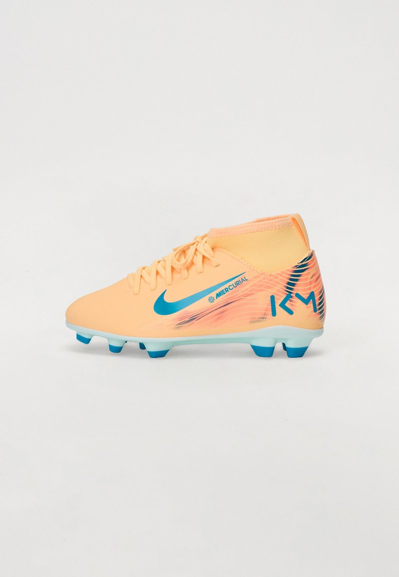 Nike Mercurial Fußballschuh in Pfirsich mit einem blauen Swoosh, strukturiertem Design, dynamischen Mustern und hellblauen Stollen für Traktion.