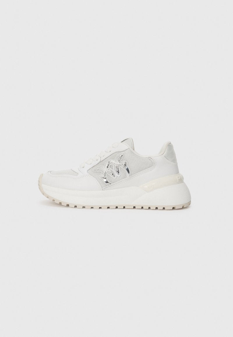 Weiße Sneakers aus Mesh und Leder, mit einem auffälligen Logo-Detail, Schnürdesign, dicker Sohle und strukturierten Akzenten.
