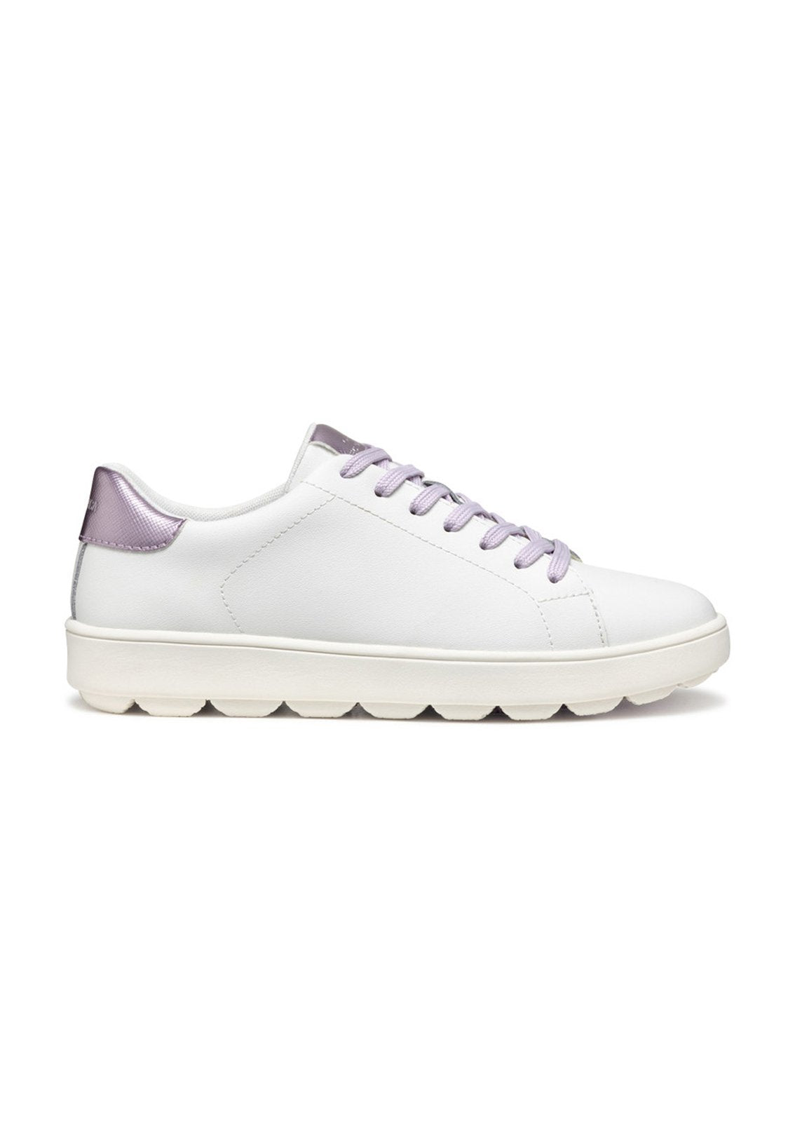 Weiße Leder-Sneaker mit einem strukturierten lilafarbenen Akzent an der Ferse, ausgestattet mit helllilafarbenen Schnürsenkeln und einer dicken, weißen Sohle mit ausgeprägten Rillen.