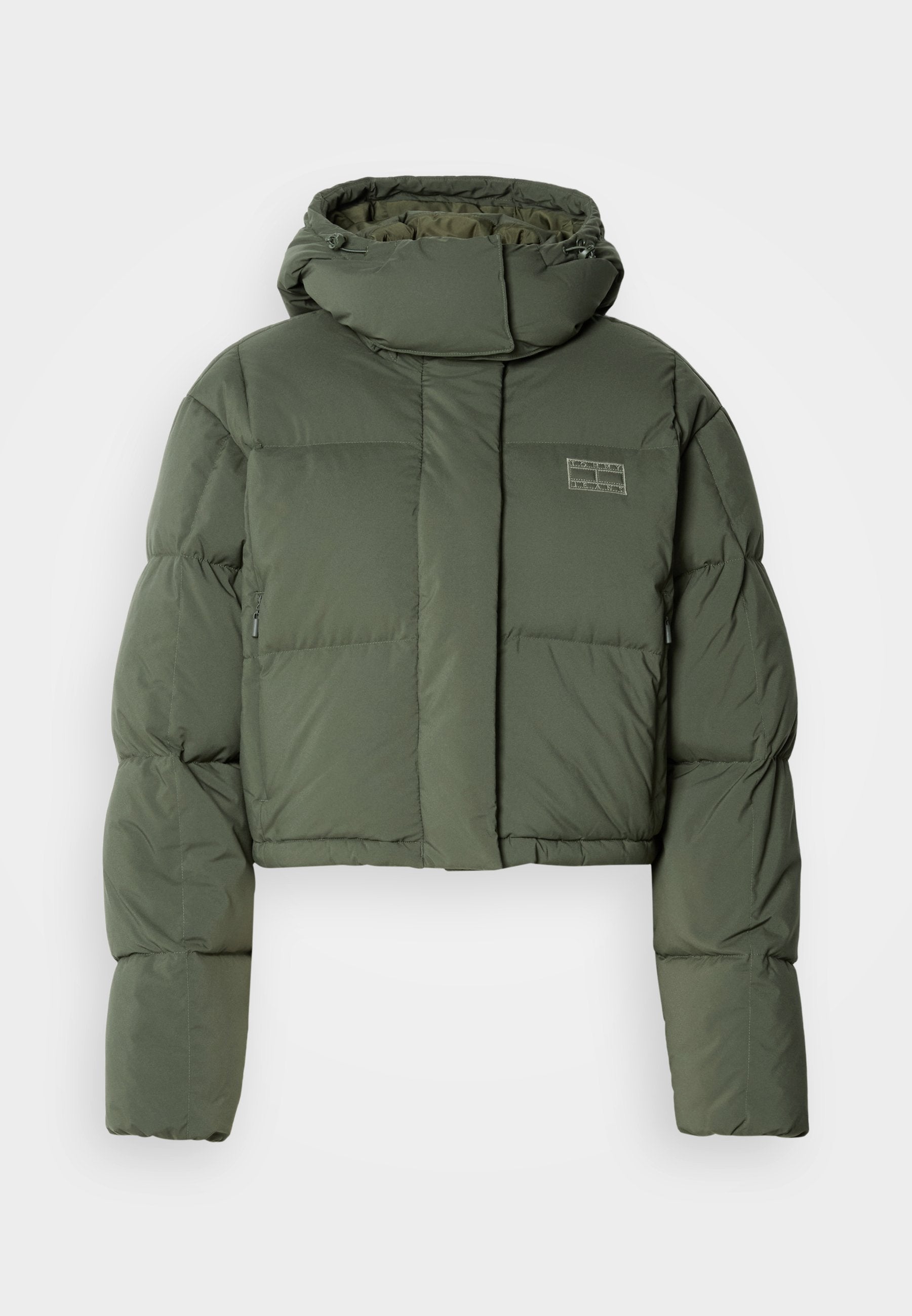 Kürzer, olivgrüner Daunenjacke mit hohem Kragen und Reißverschlusstaschen. Verfügt über ein gestepptes Design und ein dezentes Logo-Patch auf der Vorderseite.