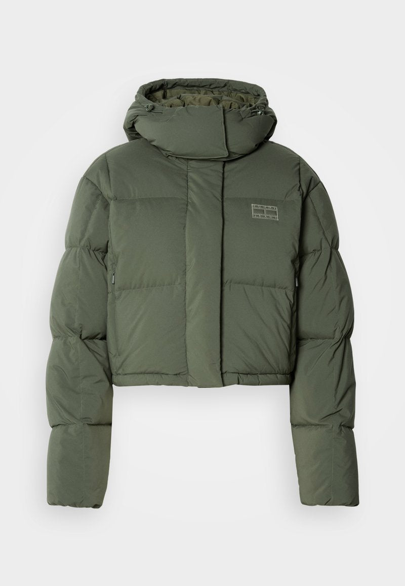 Kürzer, olivgrüner Daunenjacke mit hohem Kragen und Reißverschlusstaschen. Verfügt über ein gestepptes Design und ein dezentes Logo-Patch auf der Vorderseite.