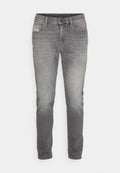 Graue Denim-Jeans im Slim-Fit, mit ausgebleichten Bereichen für Textur, Fünf-Taschen-Design und einem kleinen Logo-Patch auf der vorderen Tasche.