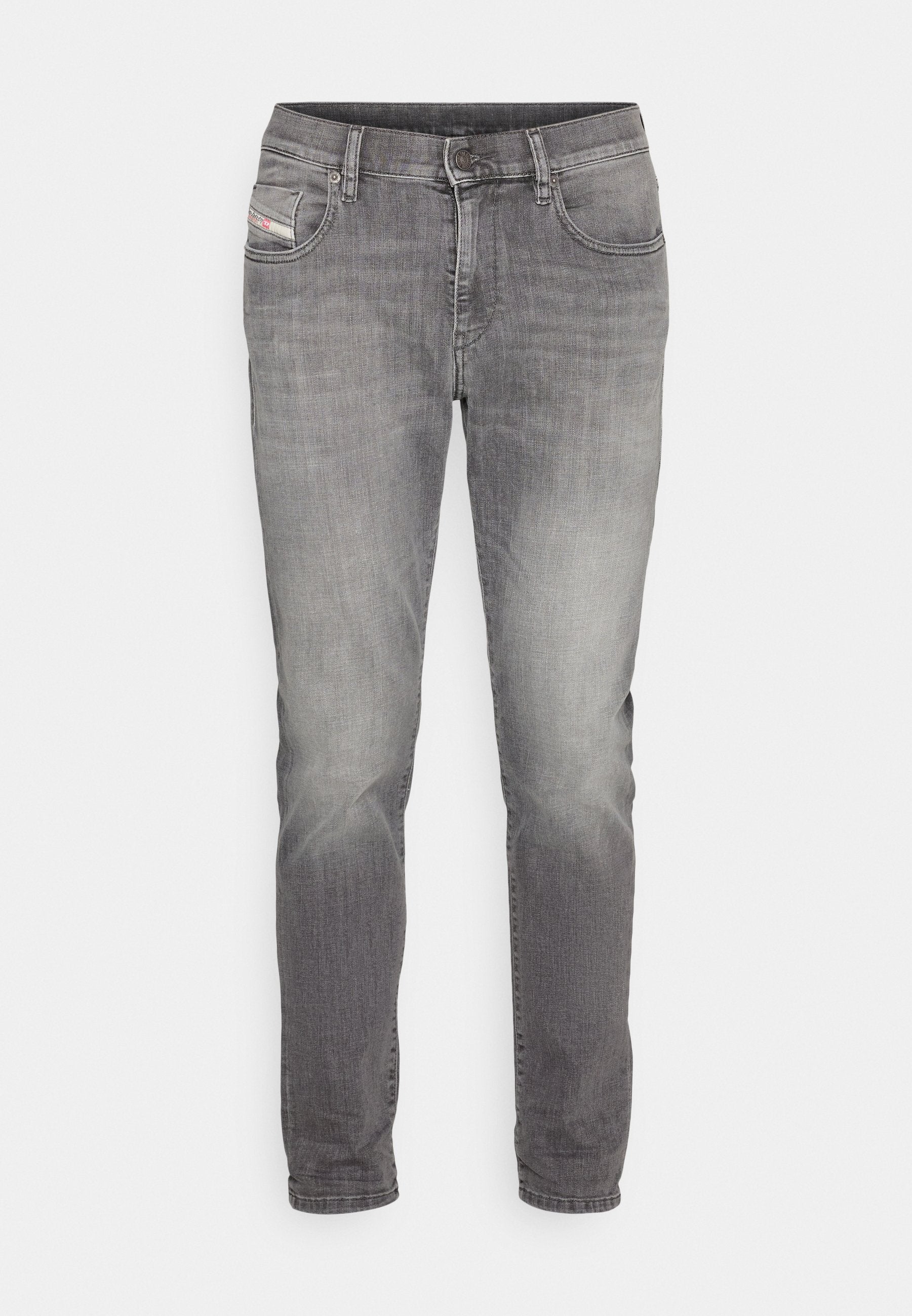 Graue Denim-Jeans im Slim-Fit, mit ausgebleichten Bereichen für Textur, Fünf-Taschen-Design und einem kleinen Logo-Patch auf der vorderen Tasche.