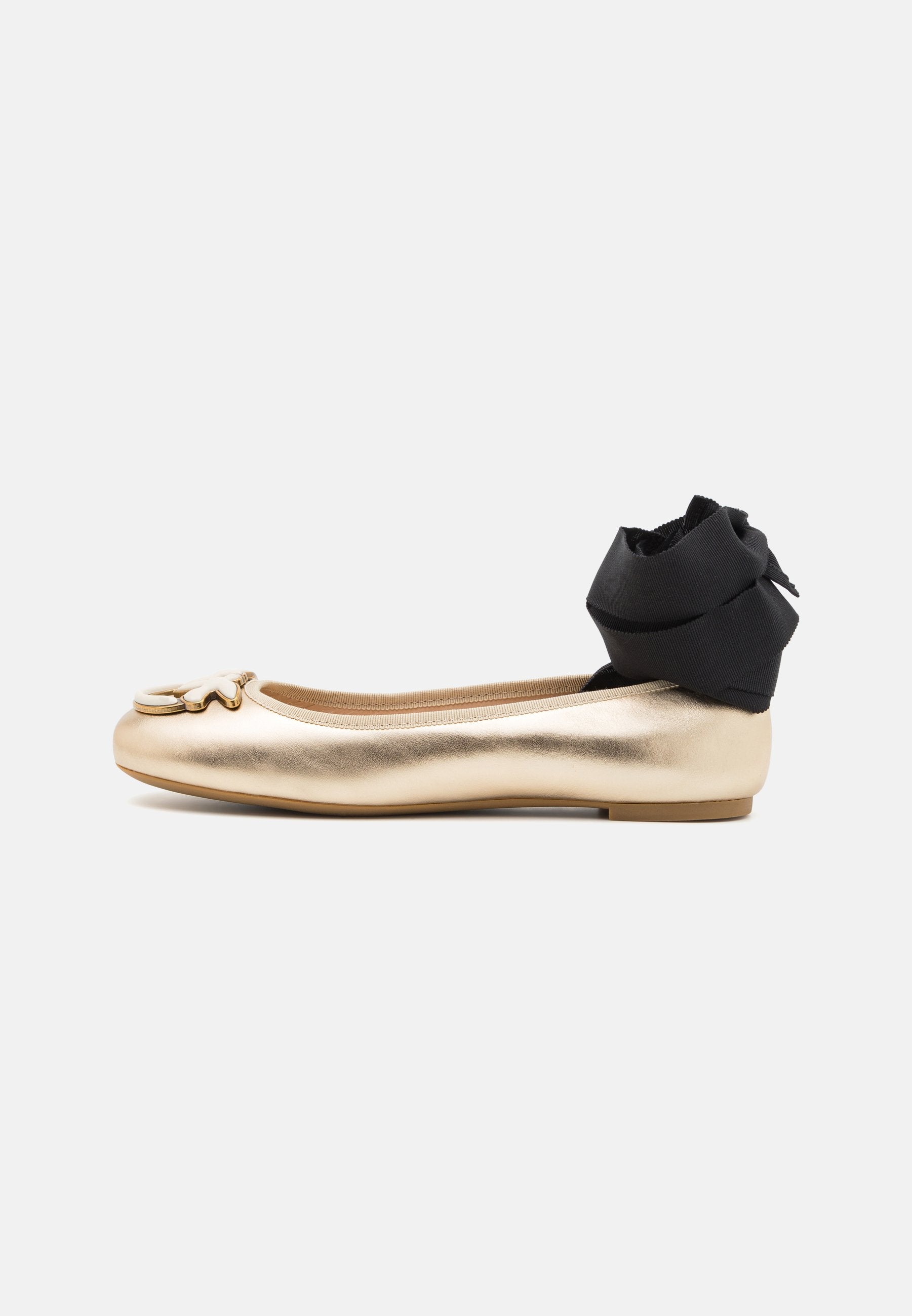 Goldfarbene metallische Ballettschuhe mit runder Spitze, ausgestattet mit einem dekorativen Blumenakzent und einem schwarzen Stoffknöchelriemen mit einer Schleifendetail.